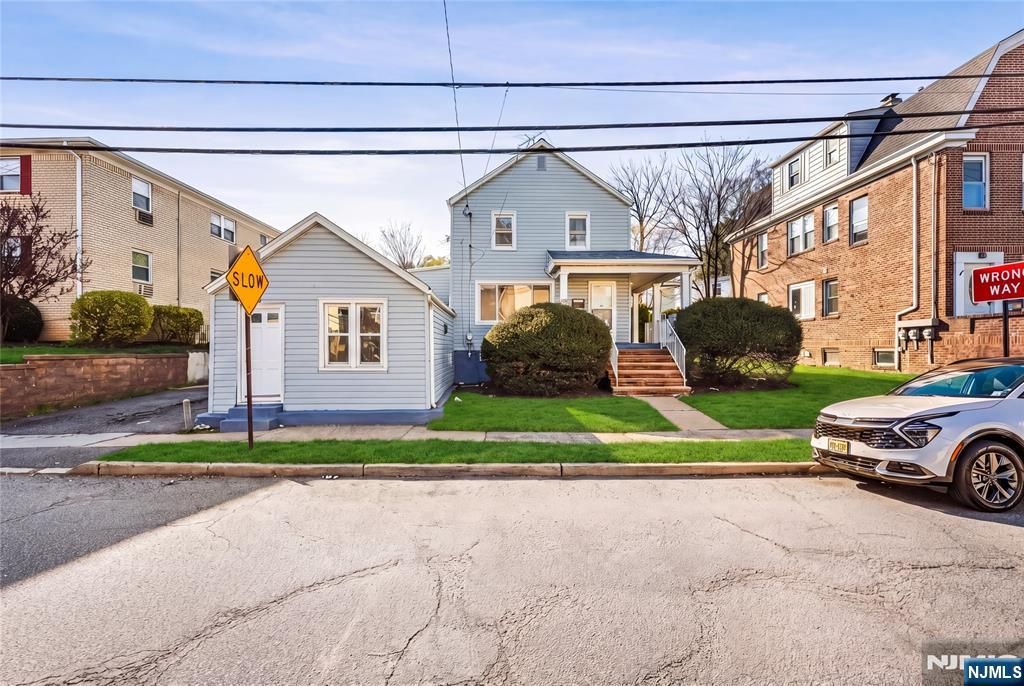 Photo of 330 Hoover Avenue, Bloomfield, NJ 07003 (MLS # 26013325)