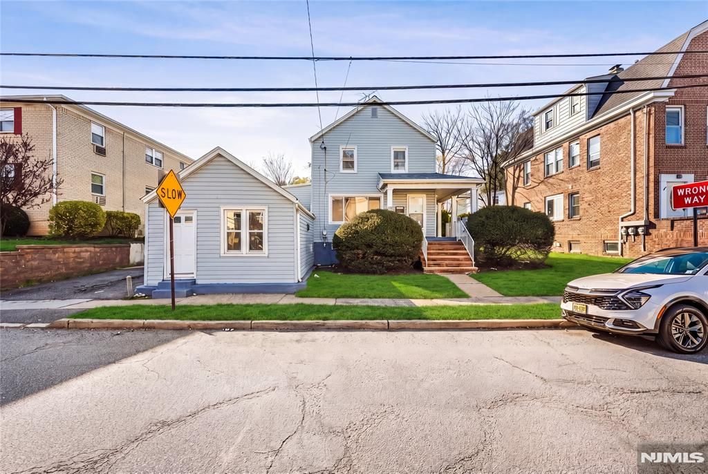 Photo of 330 Hoover Avenue, Bloomfield, NJ 07003 (MLS # 26013325)