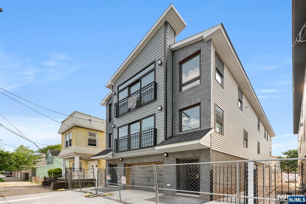 Property for Sale at 597 18th Street, Newark, New Jersey - Bedrooms: 6 
Bathrooms: 5 
Rooms: 12  - $880,000