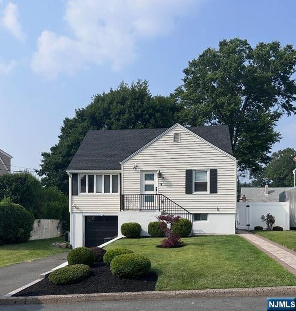 Photo of 29 Grandview Drive, Woodland Park, NJ 07424 (MLS # 26002069)