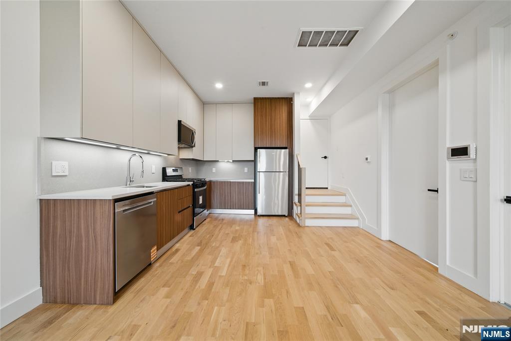 6 Railroad Ave 4, Tenafly, New Jersey - 2 Bedrooms  
1 Bathrooms  
4 Rooms - 