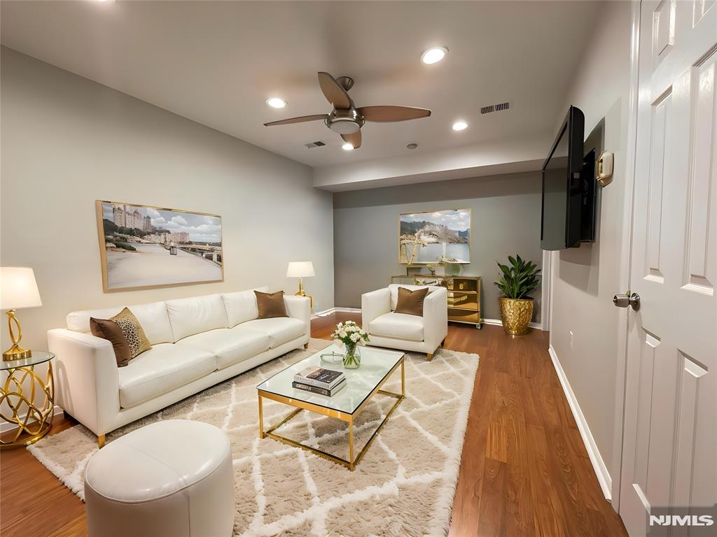 346 N 2nd 1