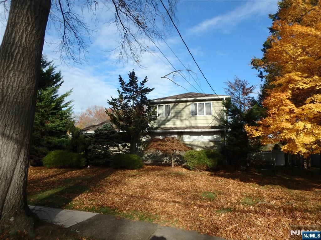Photo of 31 Leonard Drive, Old Tappan, NJ 07675 (MLS # 25042895)