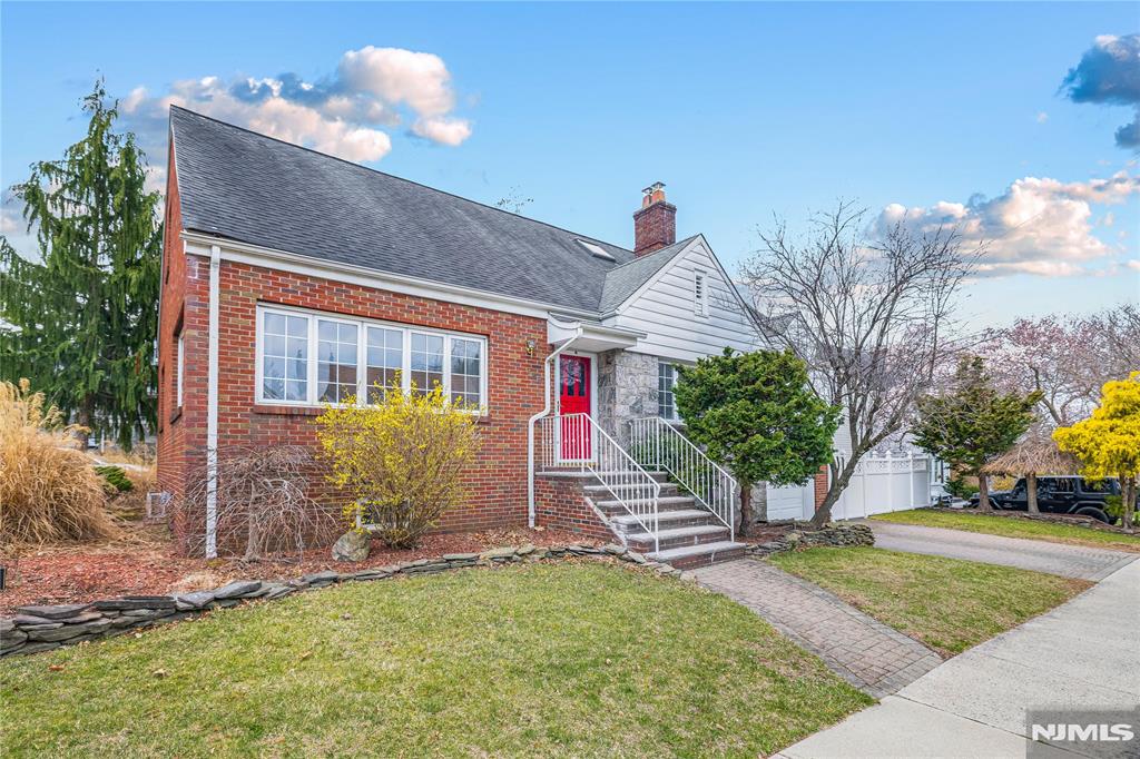 150 Vreeland Avenue, Leonia, New Jersey - 5 Bedrooms  
3 Bathrooms  
10 Rooms - 