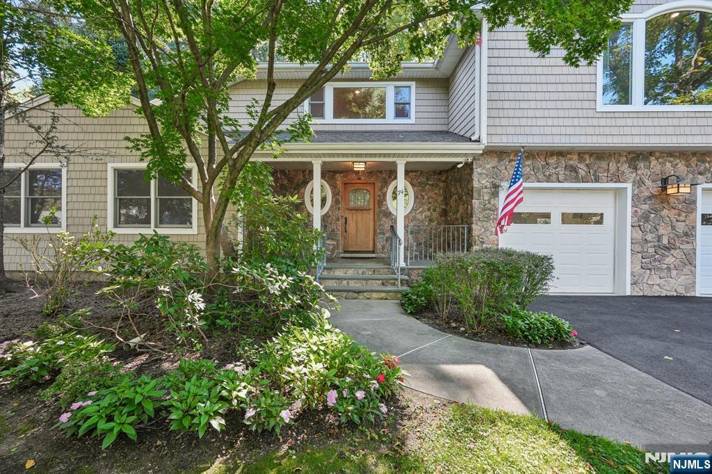 74 Lakeshore Drive