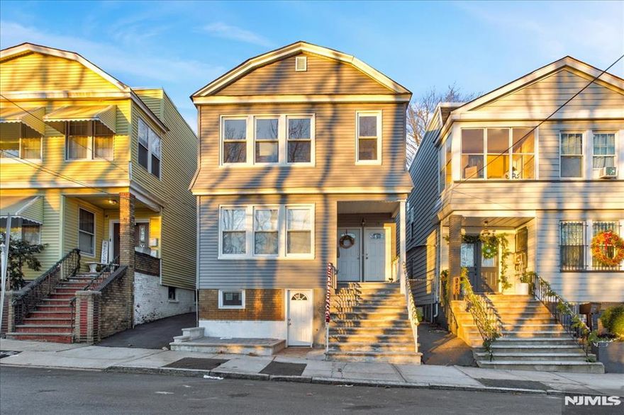 Looking for the best apartment? Step into this beautifully renovated apartment featuring 3 bedrooms 2 full bathrooms. This unit features the an open lay out with a lovely eat-in kitchen with lots of storage. Clean, stylish, and modern unit perfect for those looking for a comfortable and contemporary living space. Conveniently located near schools, parks, shopping, and public transportation, this home is perfect for commuters. Don't miss your chance to make this wonderful apartment yours and schedule showing today!