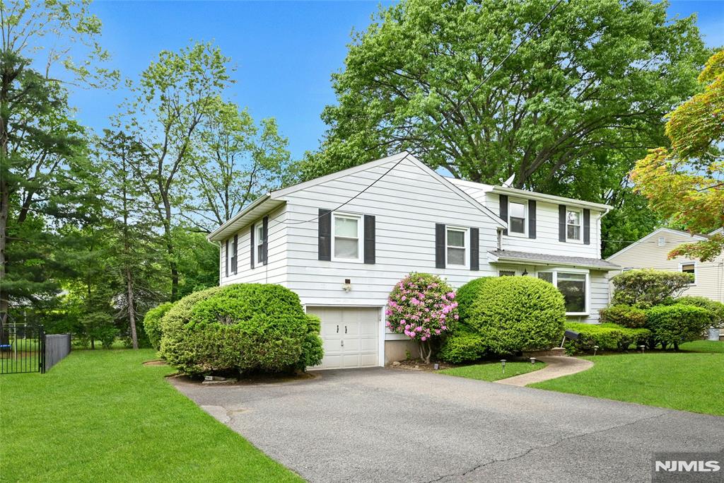 357 11th St, Cresskill, New Jersey - 4 Bedrooms  
3 Bathrooms  
8 Rooms - 