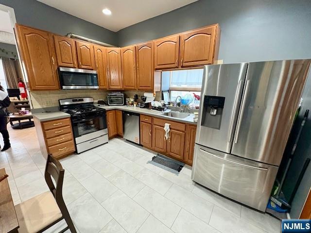 Main image without alt text