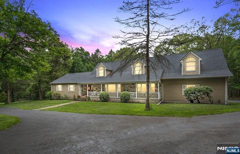 Photo of 103 Burnt Meadow Rd, Ringwood, NJ 07456 (MLS # 25032355)