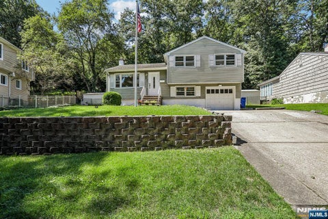 Photo of 89 Knolls Road, Bloomingdale, NJ 07403 (MLS # 26031627)