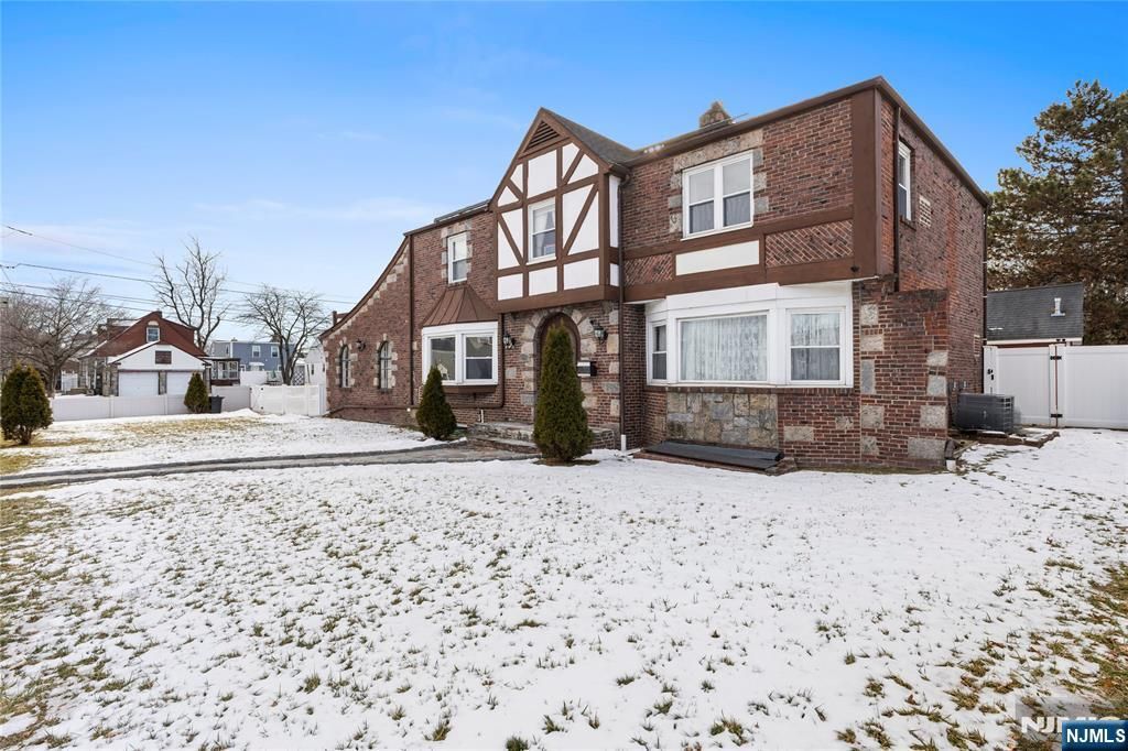 Photo of 80 Glenwood Avenue, Elmwood Park, NJ 07407 (MLS # 26005561)