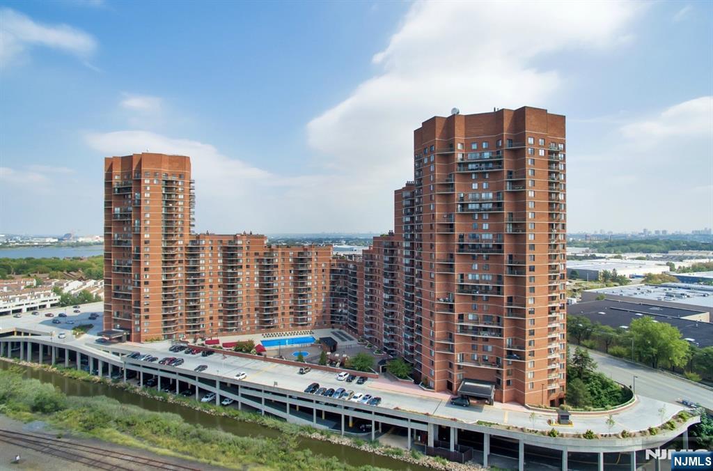 418 Harmon Cove Tower
