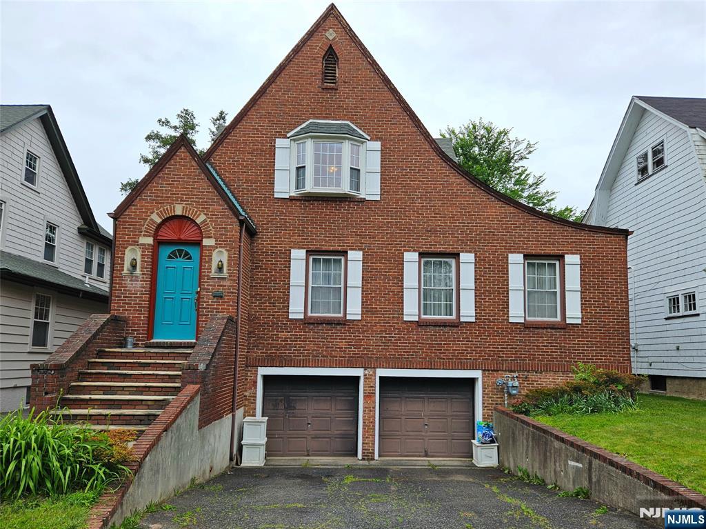 385 Turrell Avenue, South Orange Village, New Jersey - 4 Bedrooms  
2 Bathrooms  
8 Rooms - 
