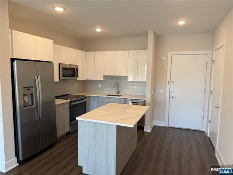 Photo of 470 Main St #718, Fort Lee, NJ 07024 (MLS # 25036104)