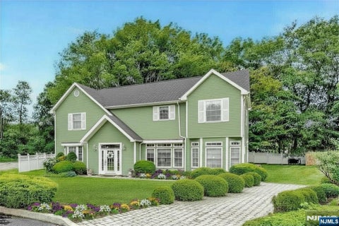 Photo of 8 Mary Ct, Mahwah, NJ 07430 (MLS # 26034131)
