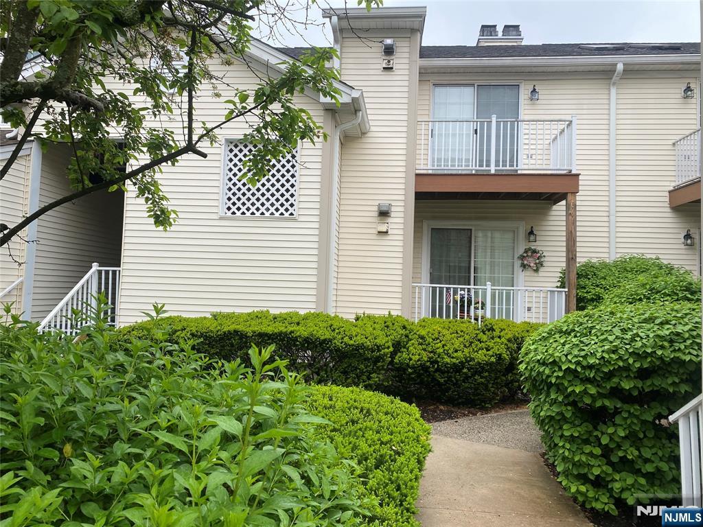 Rental Property at 216 Potomac Dr 2, Bernards, New Jersey - Bedrooms: 2 
Bathrooms: 2 
Rooms: 5  - $2,250 MO.