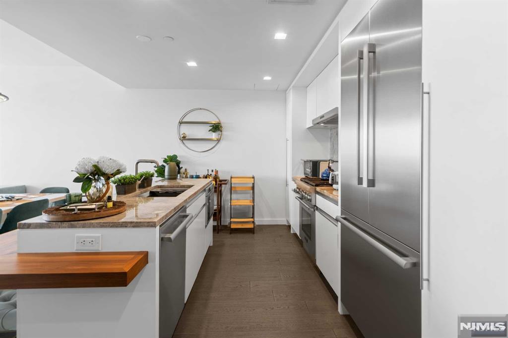 320 Adolphus Avenue 803