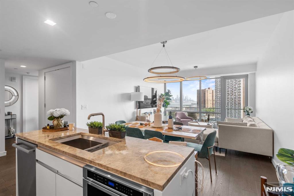 320 Adolphus Avenue 803