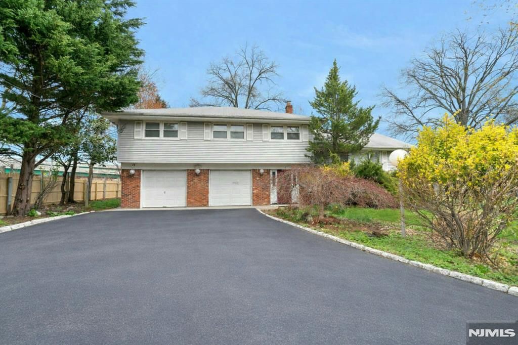 Photo of 9 Hemlock Drive, Paramus, NJ 07652 (MLS # 26013296)
