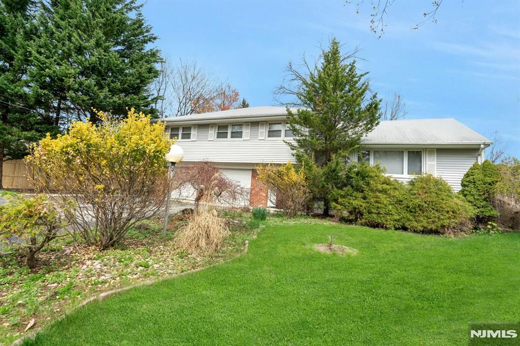 Photo of 9 Hemlock Drive, Paramus, NJ 07652 (MLS # 26013296)
