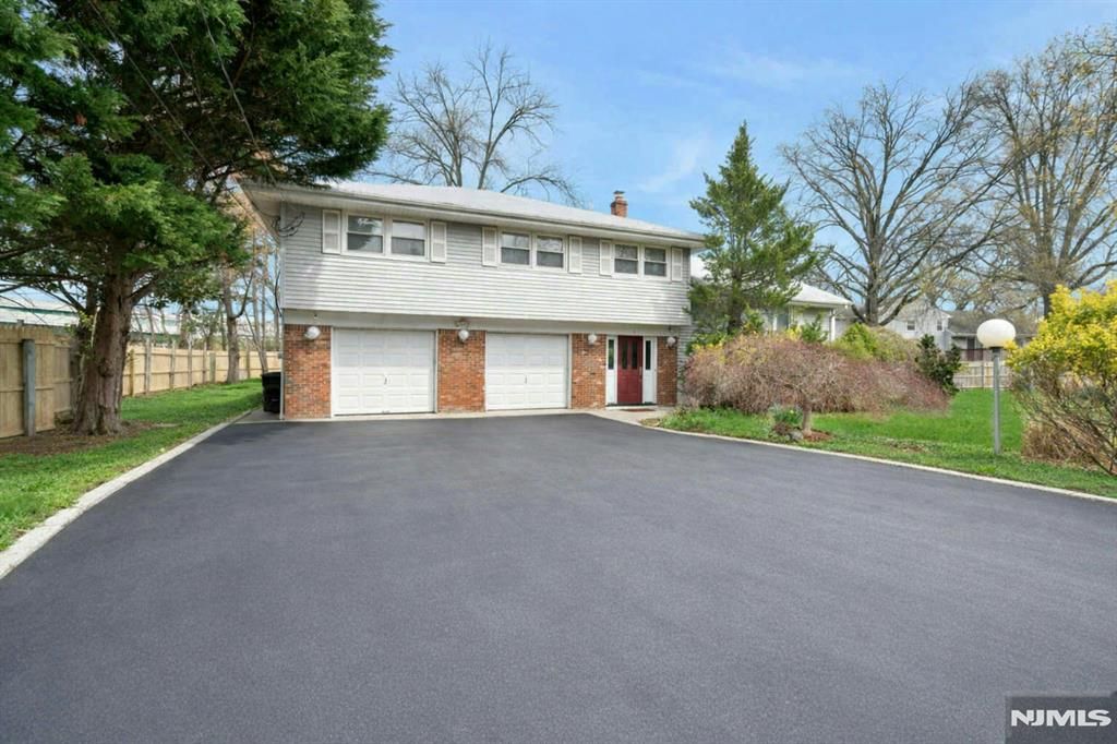 Photo of 9 Hemlock Drive, Paramus, NJ 07652 (MLS # 26013296)