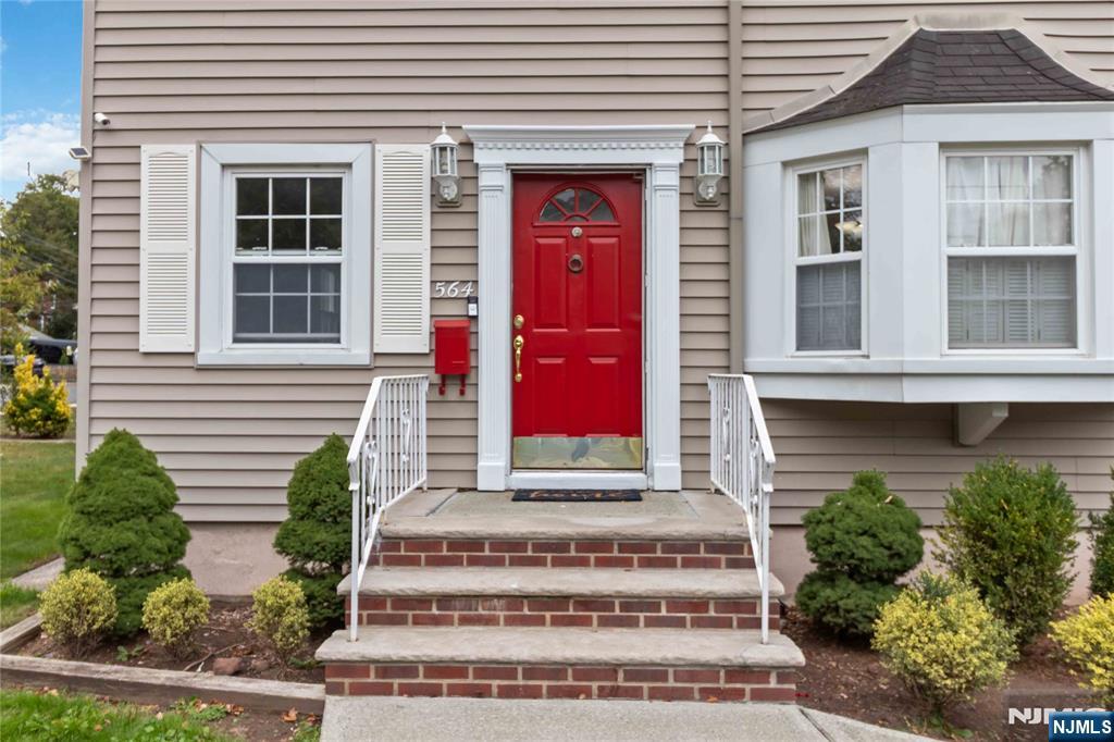 564 Bloomfield Avenue