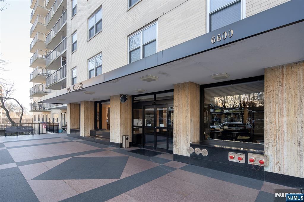6600 Boulevard East 20E, West New York, New Jersey - 2 Bedrooms  
1 Bathrooms  
5 Rooms - 