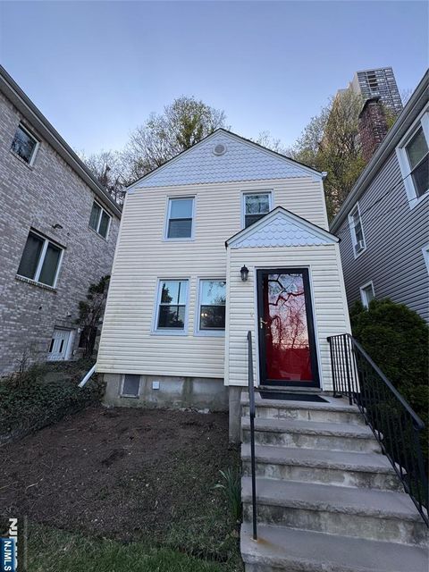 Photo of 698 Undercliff Ave, Edgewater, NJ 07020 (MLS # 26013351)