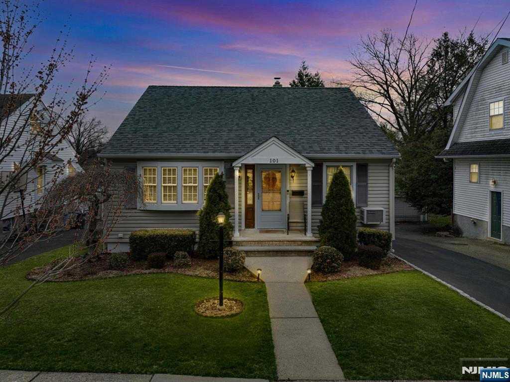 101 Pasadena Place, Hawthorne, New Jersey - 4 Bedrooms  
2 Bathrooms  
11 Rooms - 