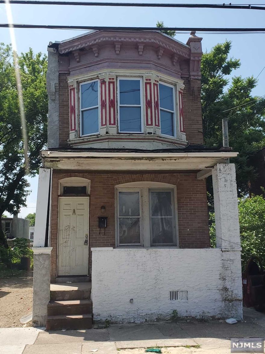 INVESTORS!!! INVESTOR!!! A great investment opportunity. Located at Whitman section. This is a single family with 4 bedrooms, 2 full bathrooms. Private driveway with 2 detached garage. Full basement for an extra living space. Private fenced. Easy access to the major roads. Easy to show it. Must see for more!! Bring all offers!