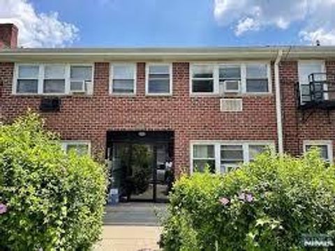 Photo of 1624 Valley St #2B, Fort Lee, NJ 07024 (MLS # 26005149)