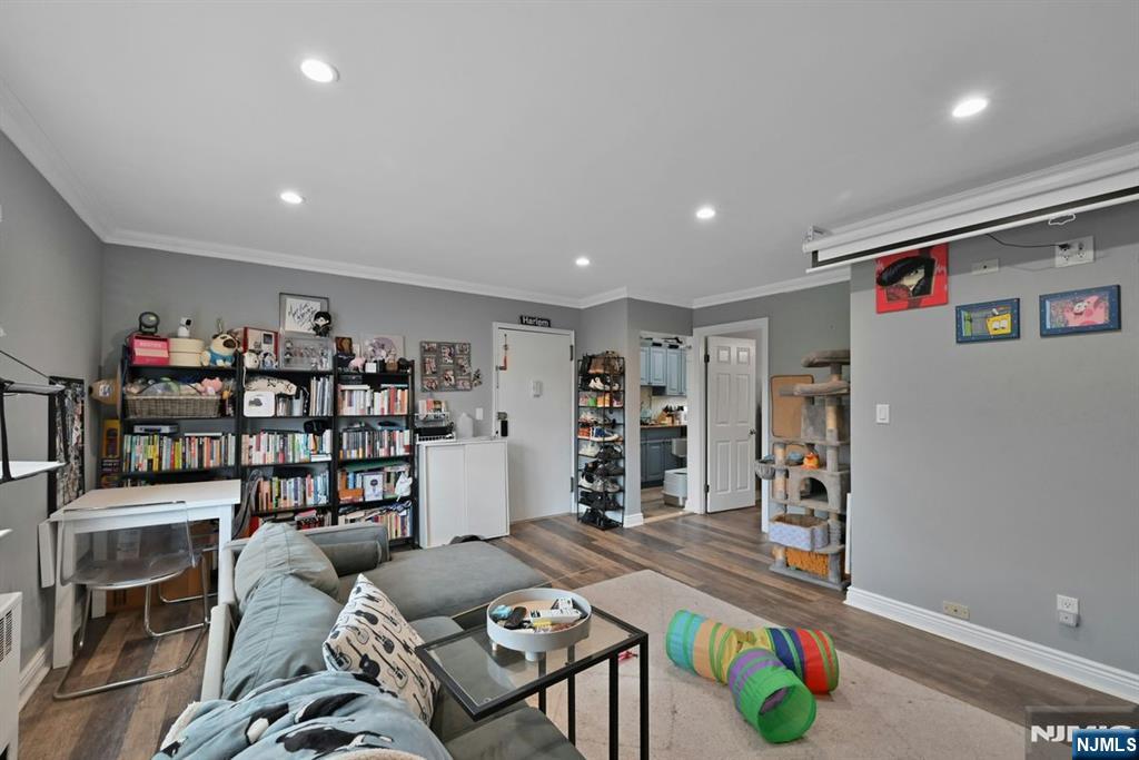 972 Main Street G6