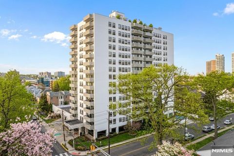 Photo of 1600 Center Avenue #9C, Fort Lee, NJ 07024 (MLS # 26009431)