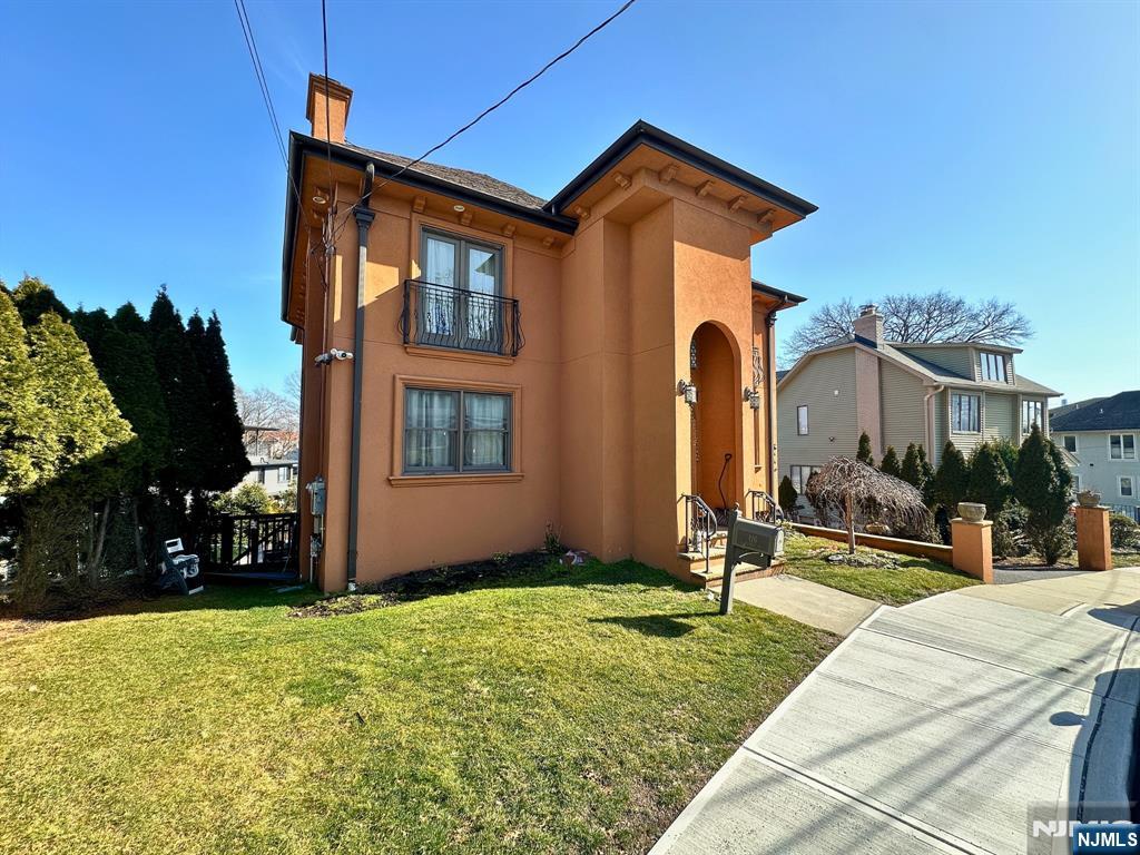 416 Oncrest, Cliffside Park, New Jersey - 4 Bedrooms  
4 Bathrooms  
10 Rooms - 