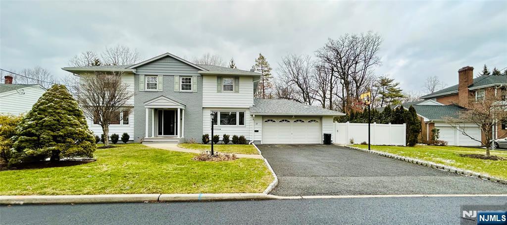 11 Egan Place, Englewood Cliffs, New Jersey - 5 Bedrooms  
4 Bathrooms  
14 Rooms - 