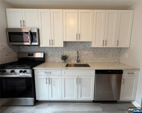 Photo of 2320 Linwood Ave #3D, Fort Lee, NJ 07024 (MLS # 26035264)
