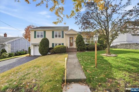 Photo of 27 Mountainview Drive, Clifton, NJ 07013 (MLS # 25040569)