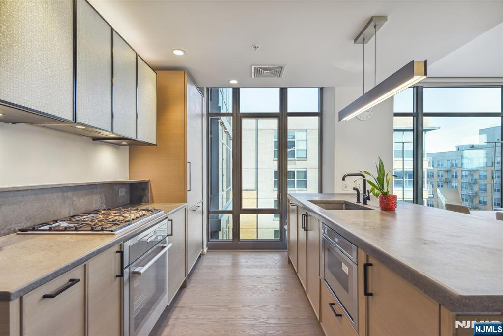 1425 Hudson 11A