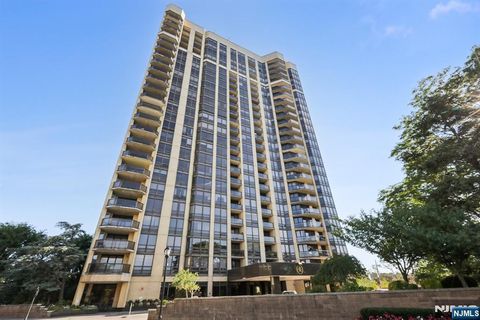 Photo of 900 Palisade Avenue #4J, Fort Lee, NJ 07024 (MLS # 25032818)