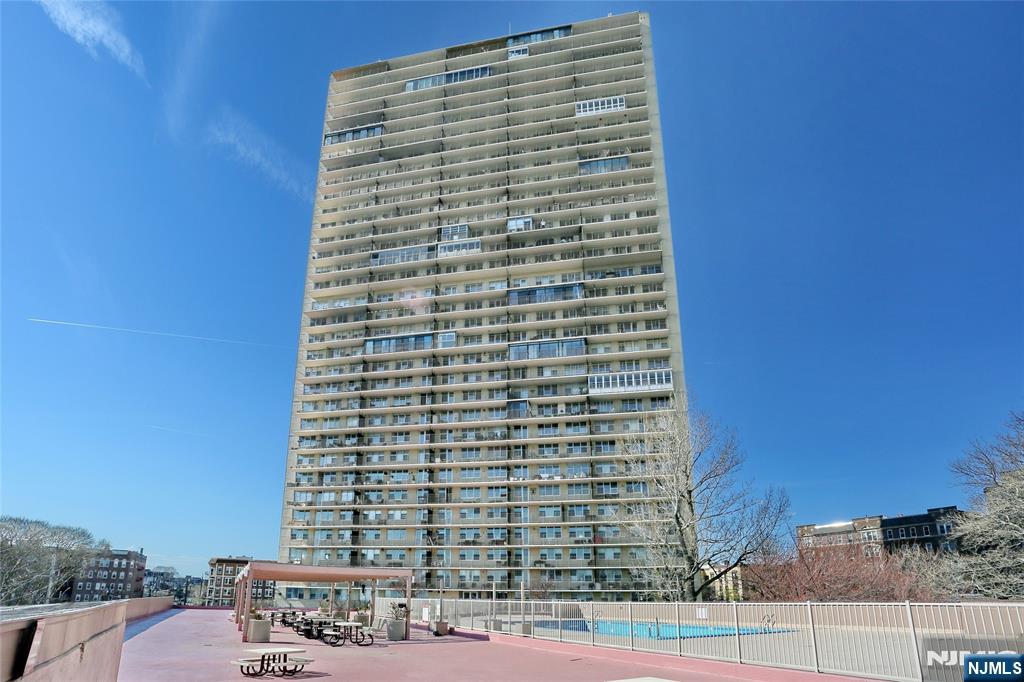 6040 Boulevard E 21j