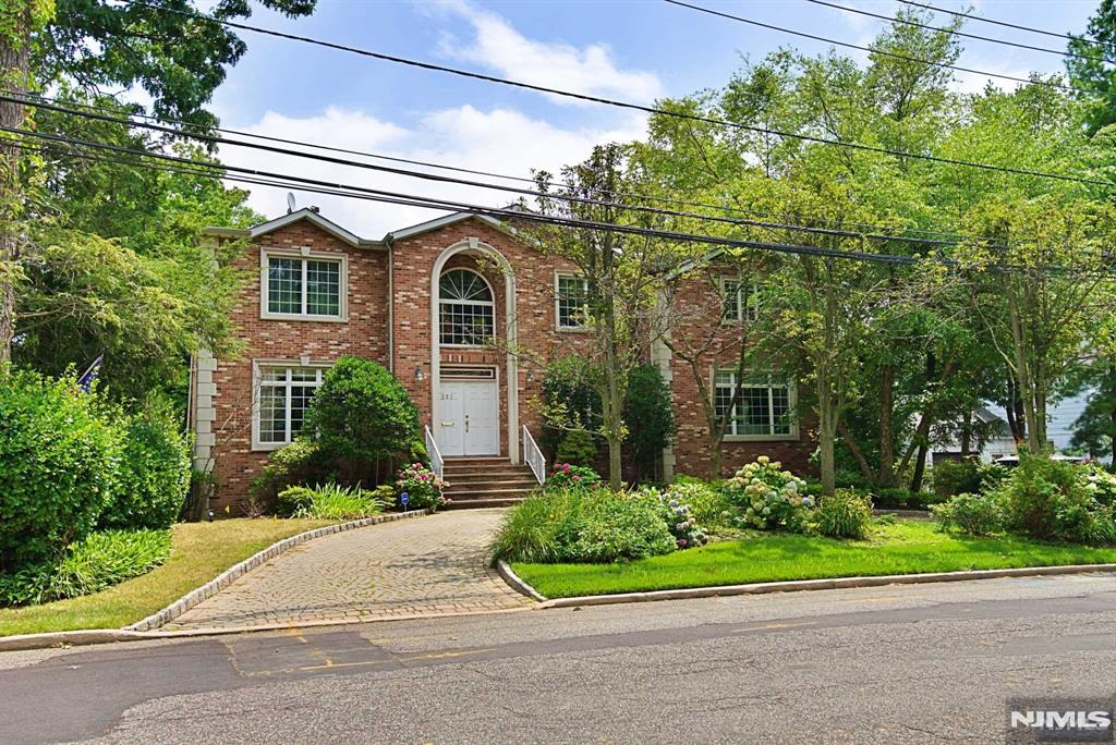 551 Floyd Street, Englewood Cliffs, New Jersey - 5 Bedrooms  
5 Bathrooms  
10 Rooms - 