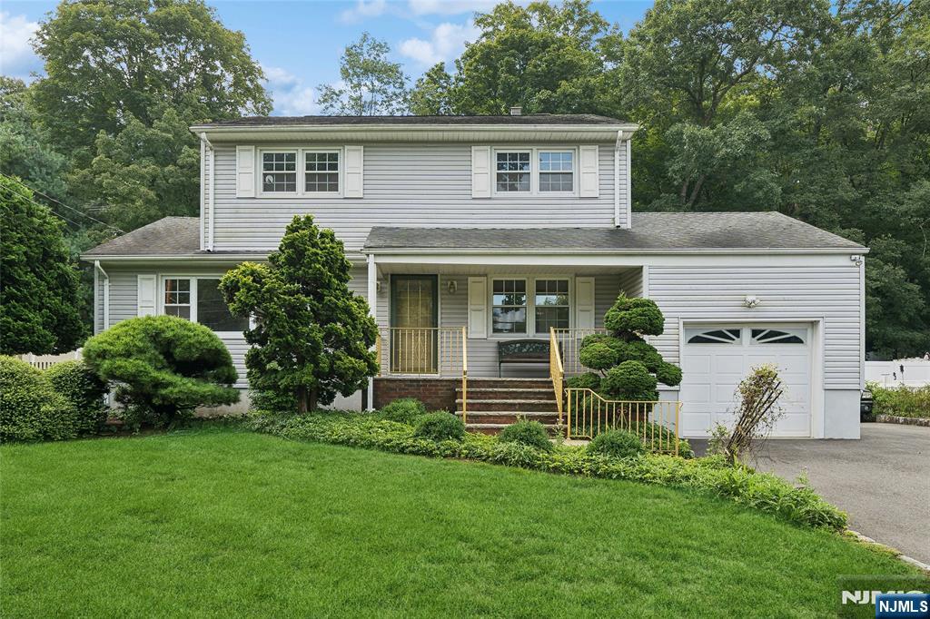 Property for Sale at 654 Ramapo Valley Road, Oakland, New Jersey - Bedrooms: 3 
Bathrooms: 2 
Rooms: 10  - $649,900