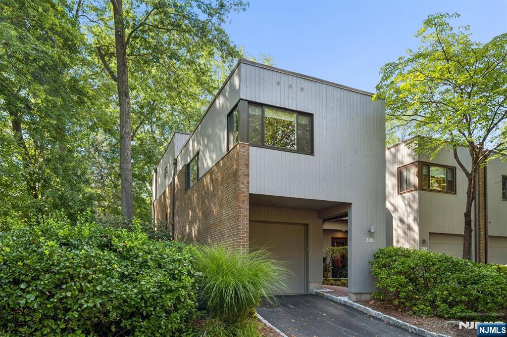 300 Pond Court 5E