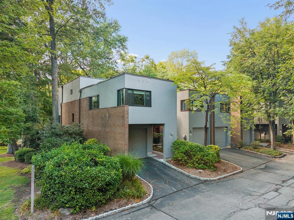 300 Pond Court 5E