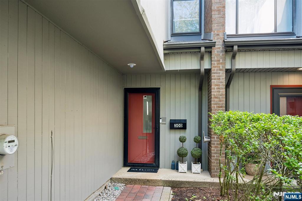 300 Pond Court 5E