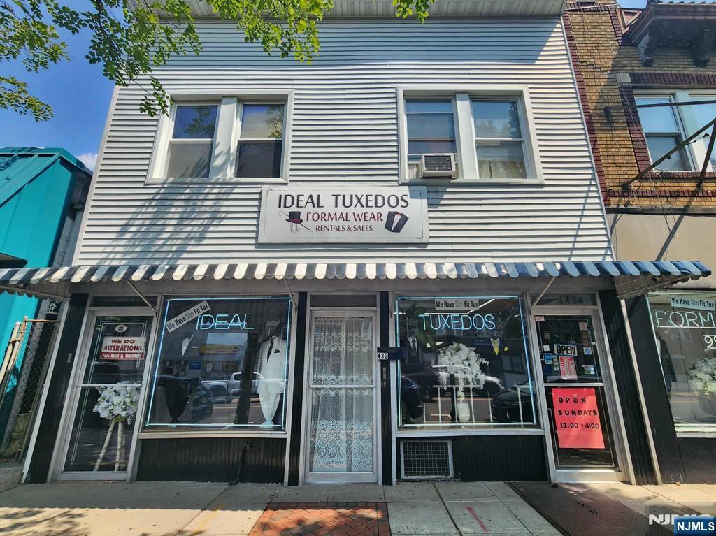 Main image without alt text