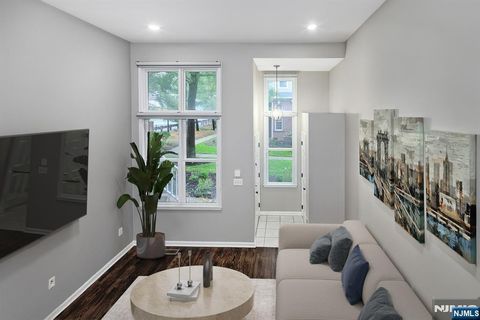 276 ROSLYN Court West New York NJ 07093