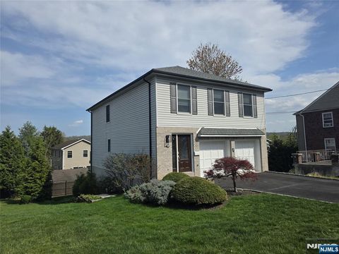 Photo of 194 8th St, Cresskill, NJ 07626 (MLS # 26013337)