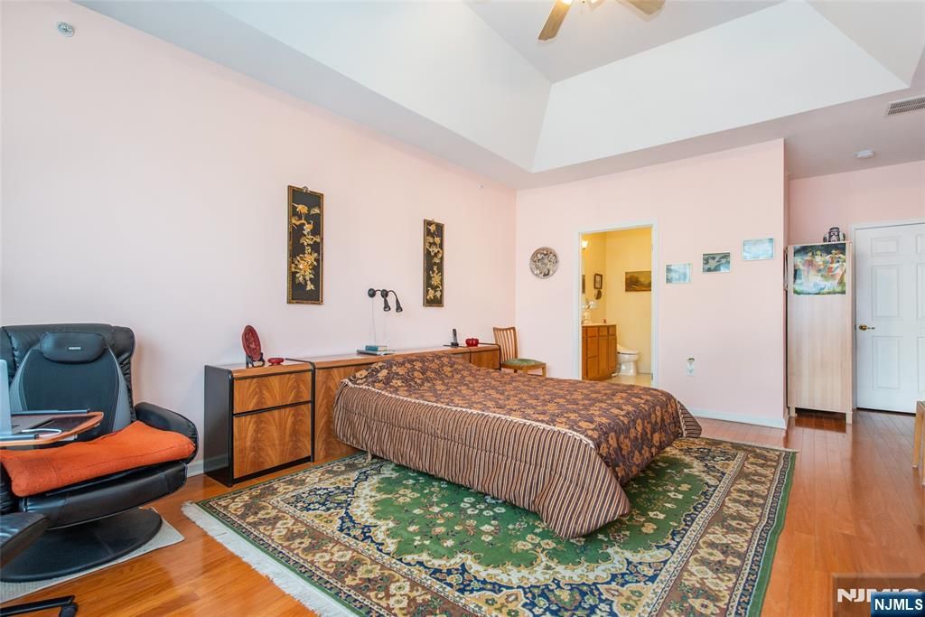 Photo of 9 Cliff Road, Woodland Park, NJ 07424 (MLS # 26006685)