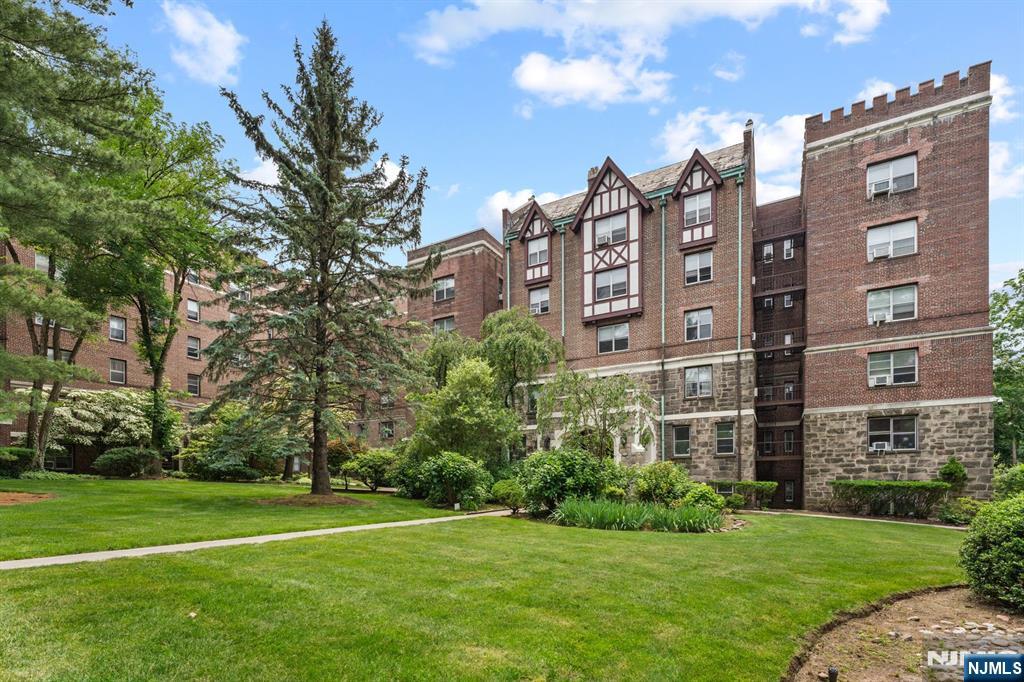 100 Palisade Avenue D42